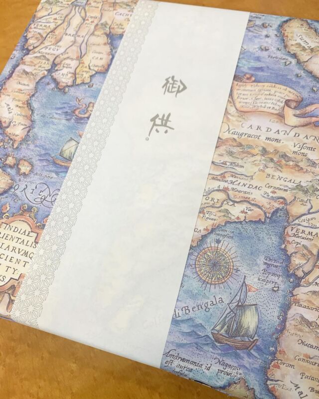 お盆前連休初日!
お供えや手土産、贈答用で、焼き菓子の詰め合わせが
いっぱい出る時期☺️
ケーキも勿論、流れがいいのですが、
ここ最近の酷暑で焼き菓子が流れがいまいちだったので、
焼いてますよ〜焼き菓子😁
お好みで詰め合わせも出来るので、
お気軽にスタッフにお声掛けください😌
12時過ぎに花火大会開催の合図の
花火が上がりました🎆
ゲリラ雷雨とかなければいいが💦
#sucreetfromage
#チーズケーキ #cheesecake
#デコレーションケーキ
#イラストデコレーションケーキ
#群馬県 #前橋市 #前橋スイーツ
#洋菓子店 #パティシエ #パティスリー #pâtisserie
#お盆 #焼き菓子 #焼き菓子詰め合わせ
#前橋花火大会